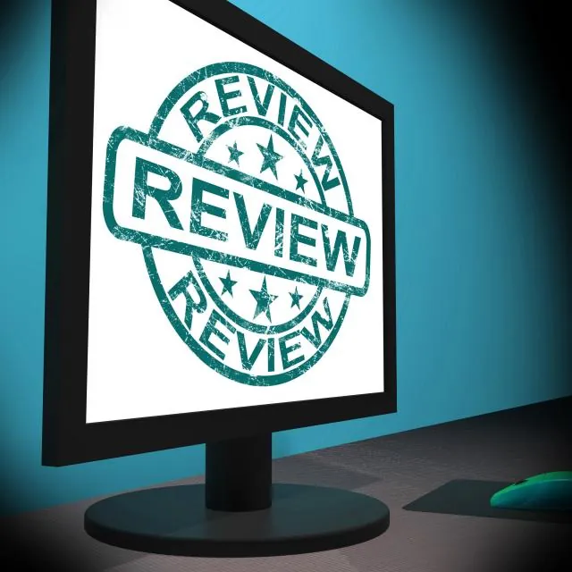 Computer screen showing a large review badge, representing how businesses should Respond to Positive and Negative Reviews